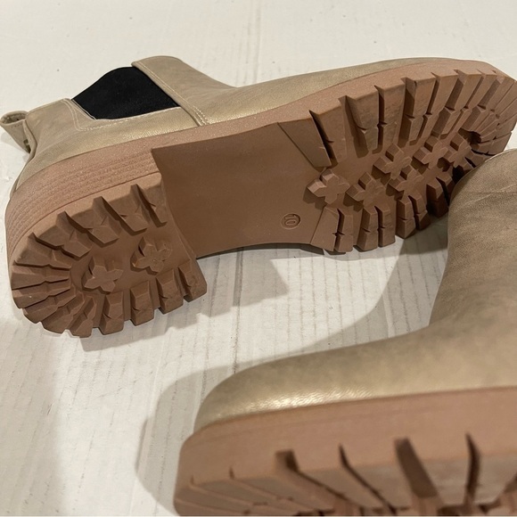 Women’s Seven7 Tan Metallic Pull On Chelsea Boots Size 10 US! - Picture 9 of 10